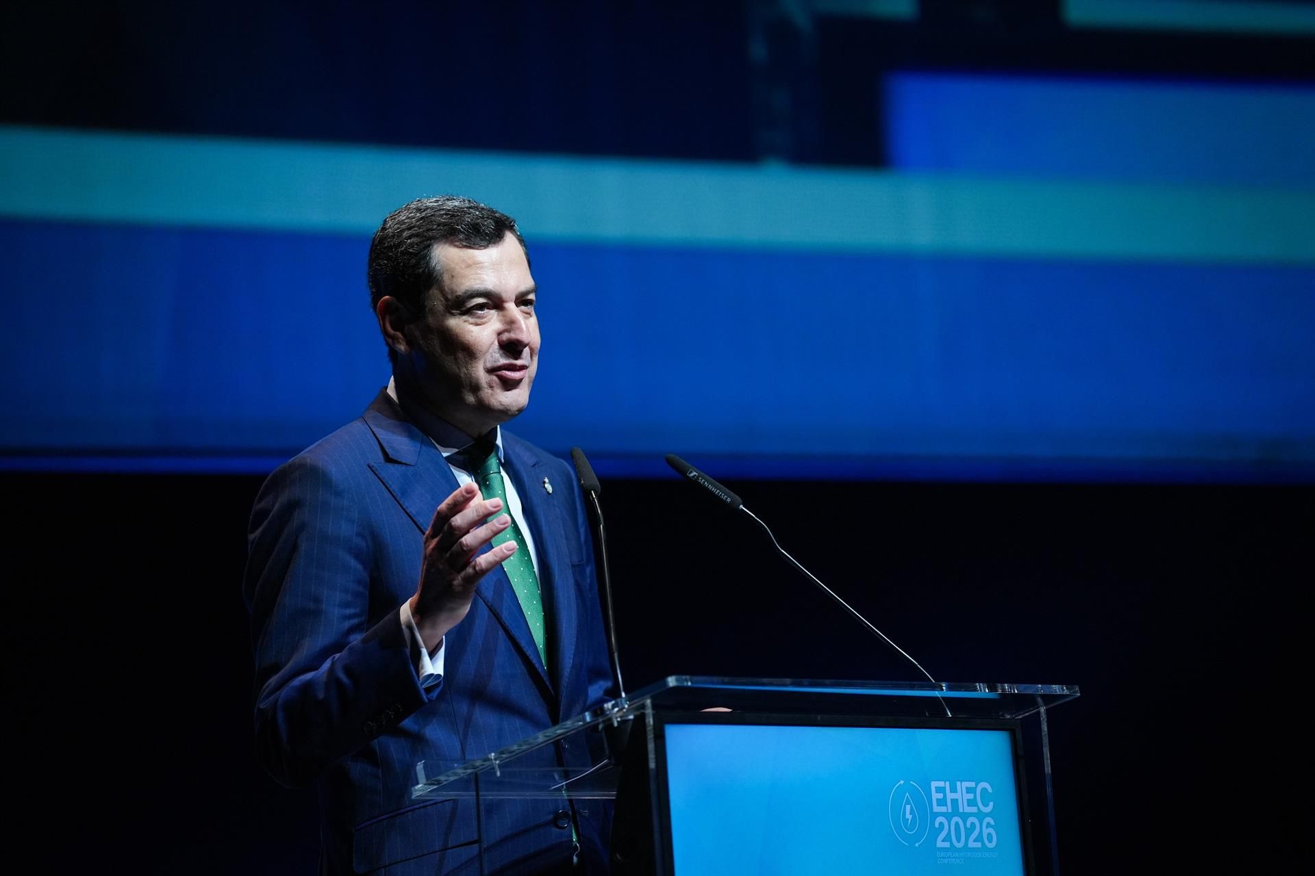 El presidente de la Junta de Andalucía, Juanma Moreno, interviene en la Conferencia Europea de Energía del Hidrógeno (EHEC), que se celebra en Sevilla. A 11 de marzo de 2026 en Sevilla (Andalucía, España). - María José López - Europa Press
