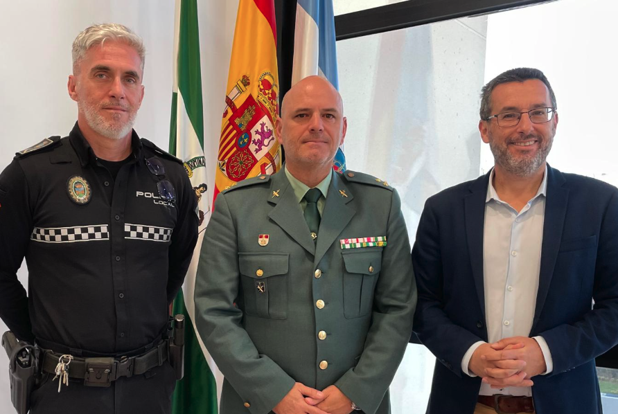 El alcalde de La Línea, Juan Franco, acompañado por el jefe de la Policía Local, Rafael Aradas, y el nuevo capitán de la Guardia Civil en la ciudad, Juan Becerra. El Ayuntamiento de La Línea y la Guardia Civil tratan los nuevos retos del Brexit en la frontera