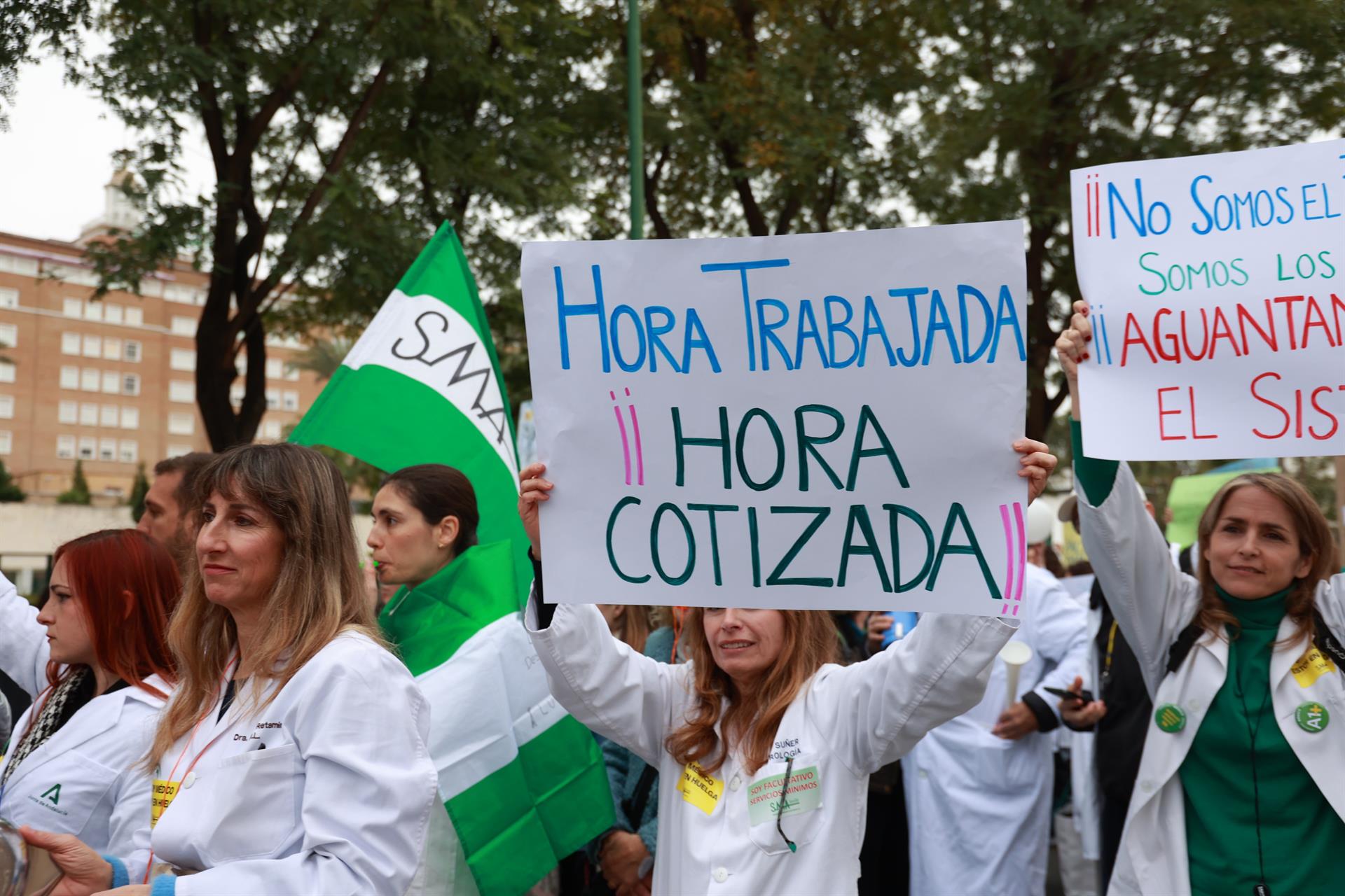 Manifestación convocada por el Sindicato Médico Andaluz con motivo de la tercera jornada consecutiva de huelga contra el estatuto marco aprobado por el Ministerio de Sanidad. A 18 de febrero de 2026, en Sevilla (Andalucía, España). - Rocío Ruz - Europa Press