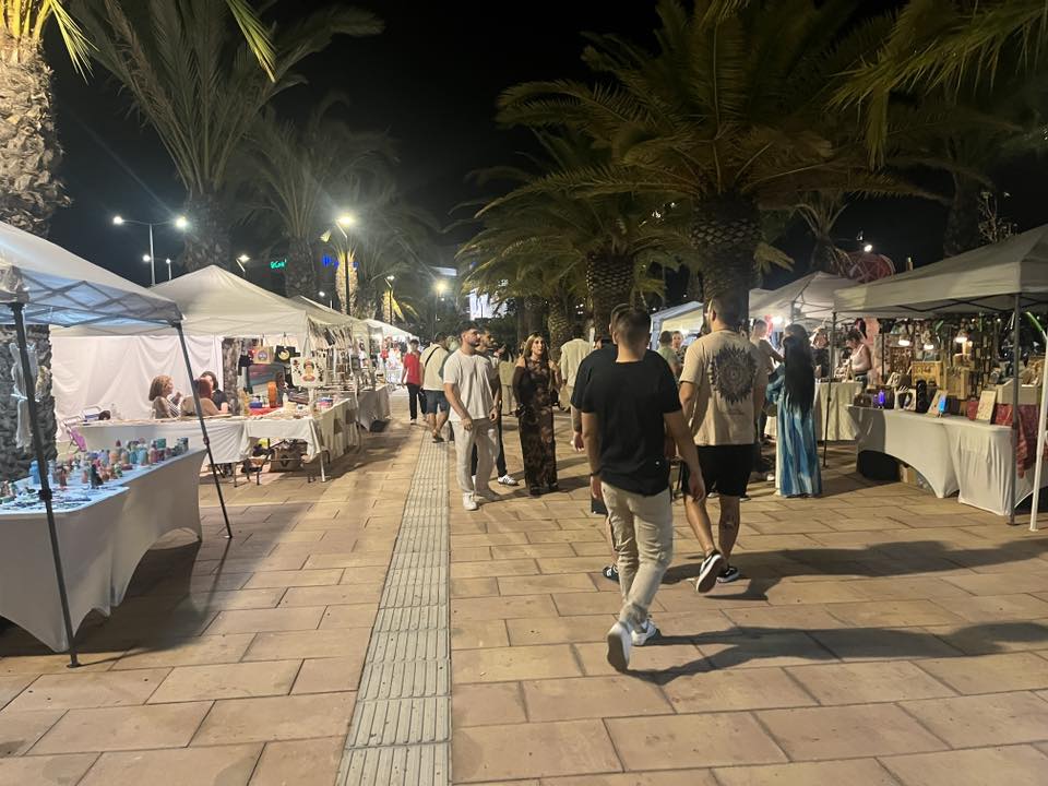 El Campo de Gibraltar se llena de música, gastronomía y planes solidarios este fin de semana. Foto de archivo: puestos artesanales en el Lago Marítimo de Algeciras.