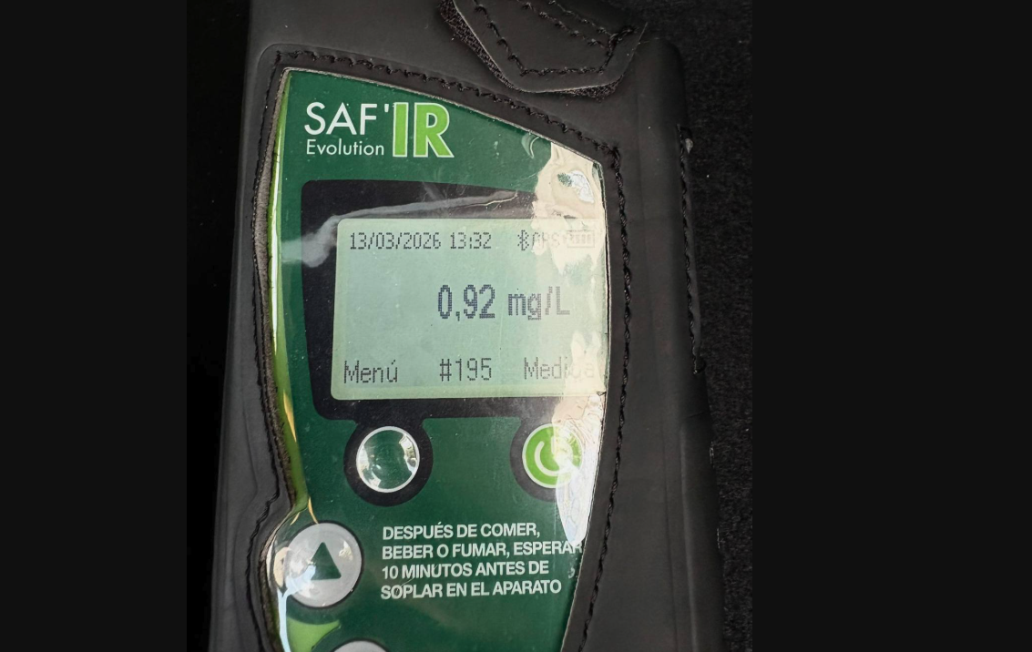 Interceptado en Los Barrios un conductor temerario que consumía alcohol mientras circulaba