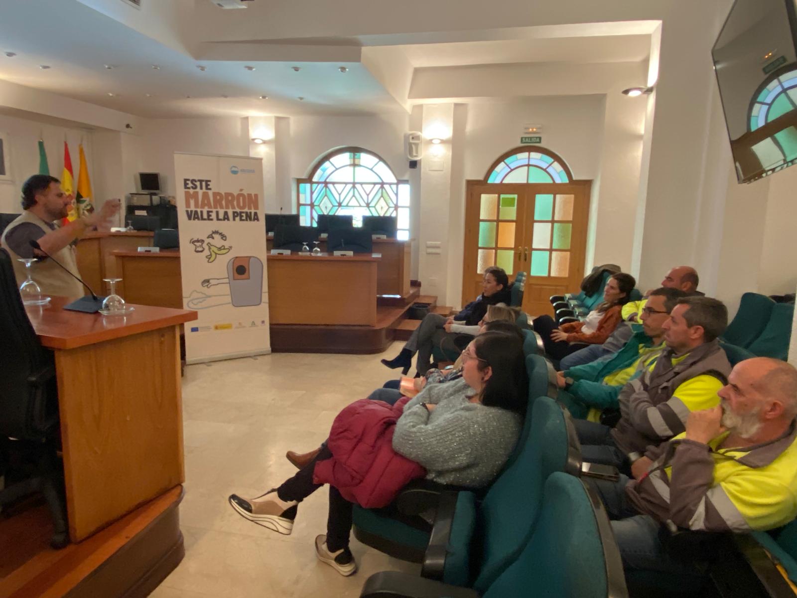 El Ayuntamiento de Los Barrios forma a los trabajadores municipales sobre la implantación del contenedor marrón