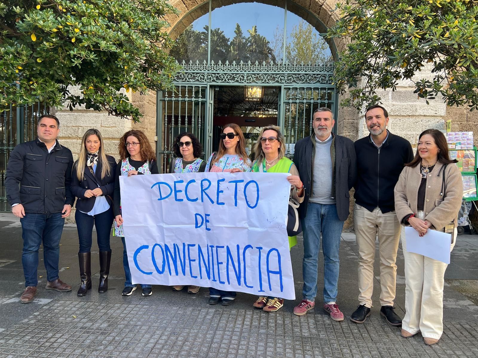 El vicesecretario general del PSOE de Cádiz, Javier Pizarro, junto al portavoz socialista en Tarifa, Paco Ruiz Giráldez, ha comparecido junto a las trabajadoras de la Escuela Infantil Virgen de la Luz de Tarifa 