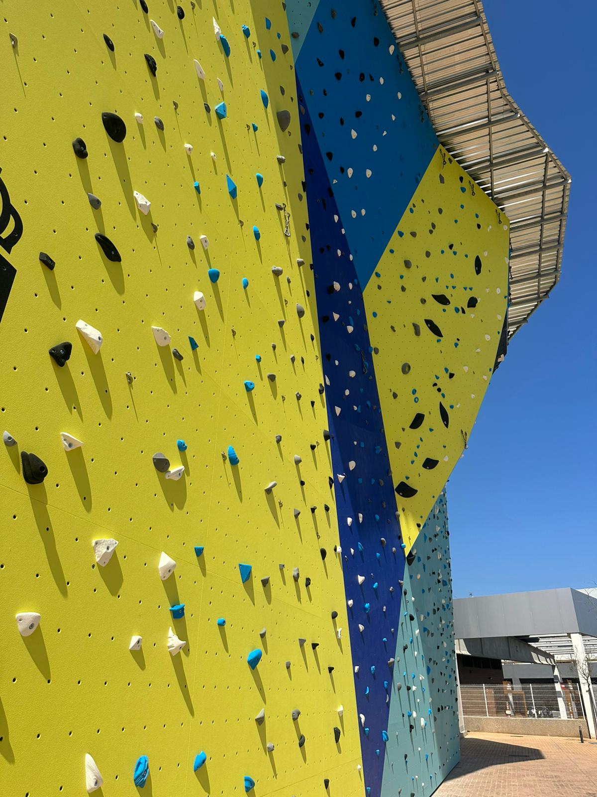 La Línea culmina la instalación del nuevo rocódromo en el pabellón de Punto Ribot