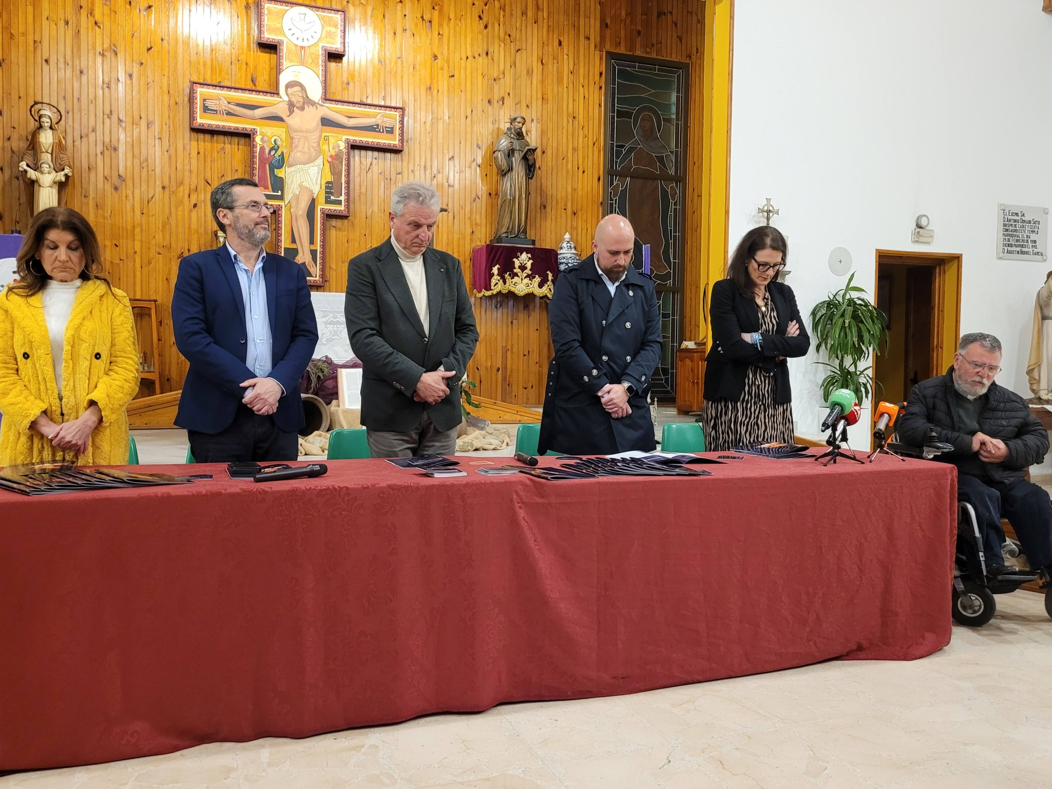La parroquia de San Bernardo de La Línea acoge la presentación de la revista oficial de la Semana Santa 2026
