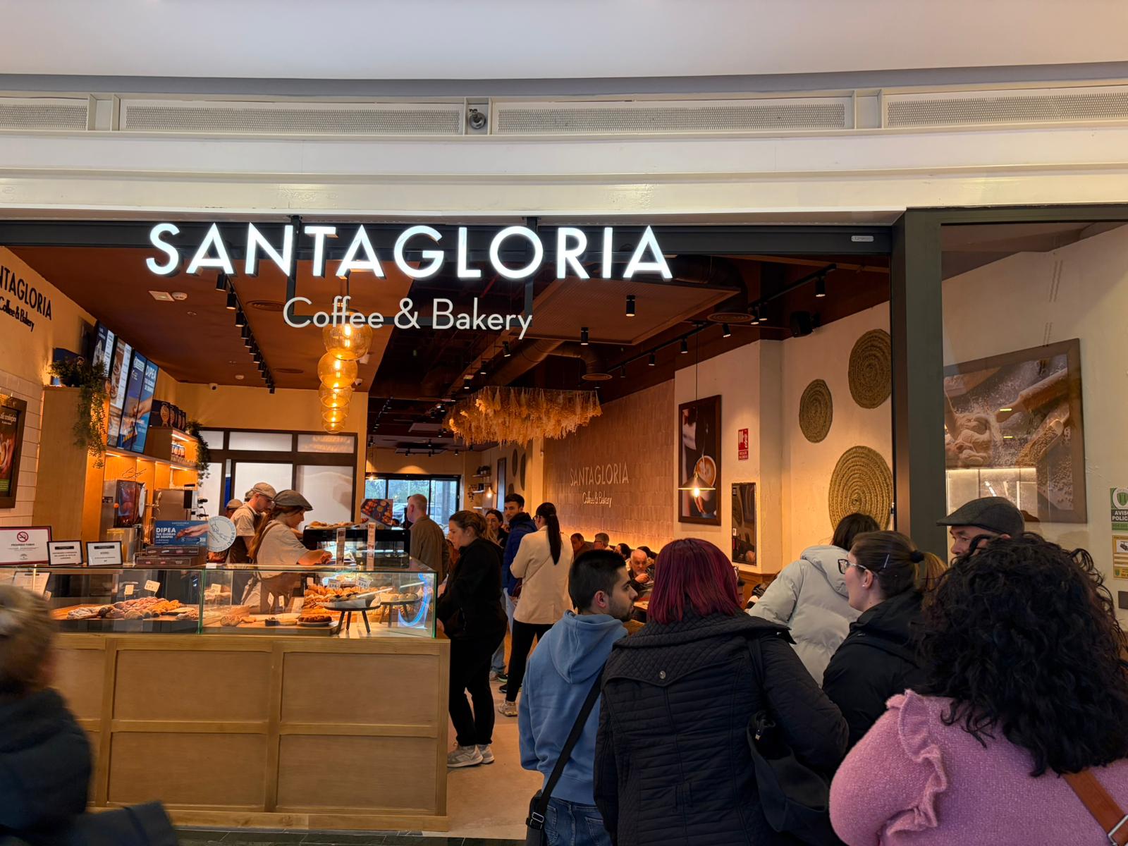 Curiosidad (y antojo) en el Puerta Europa: Santa Gloria atrae miradas… y colas. Foto: S.F. / 8Directo