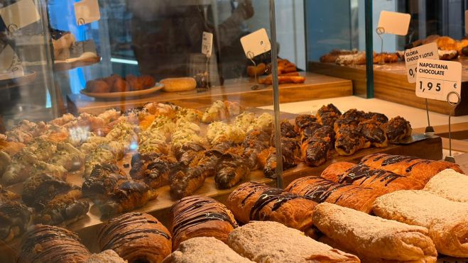 Pasteles de la vitrina y 'Santa y Glorias' al fondo, rellenas de pistacho.
