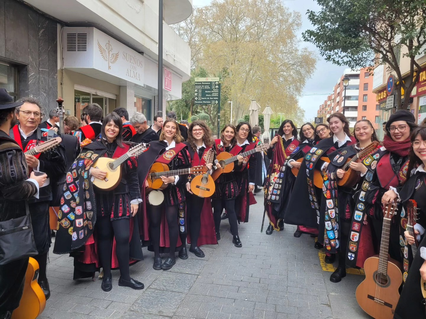 Algeciras se llena de tradición y música con el pasacalles del Certamen Internacional de Tuna Algeciras se llena de tradición y música con el pasacalles del Certamen Internacional de Tuna