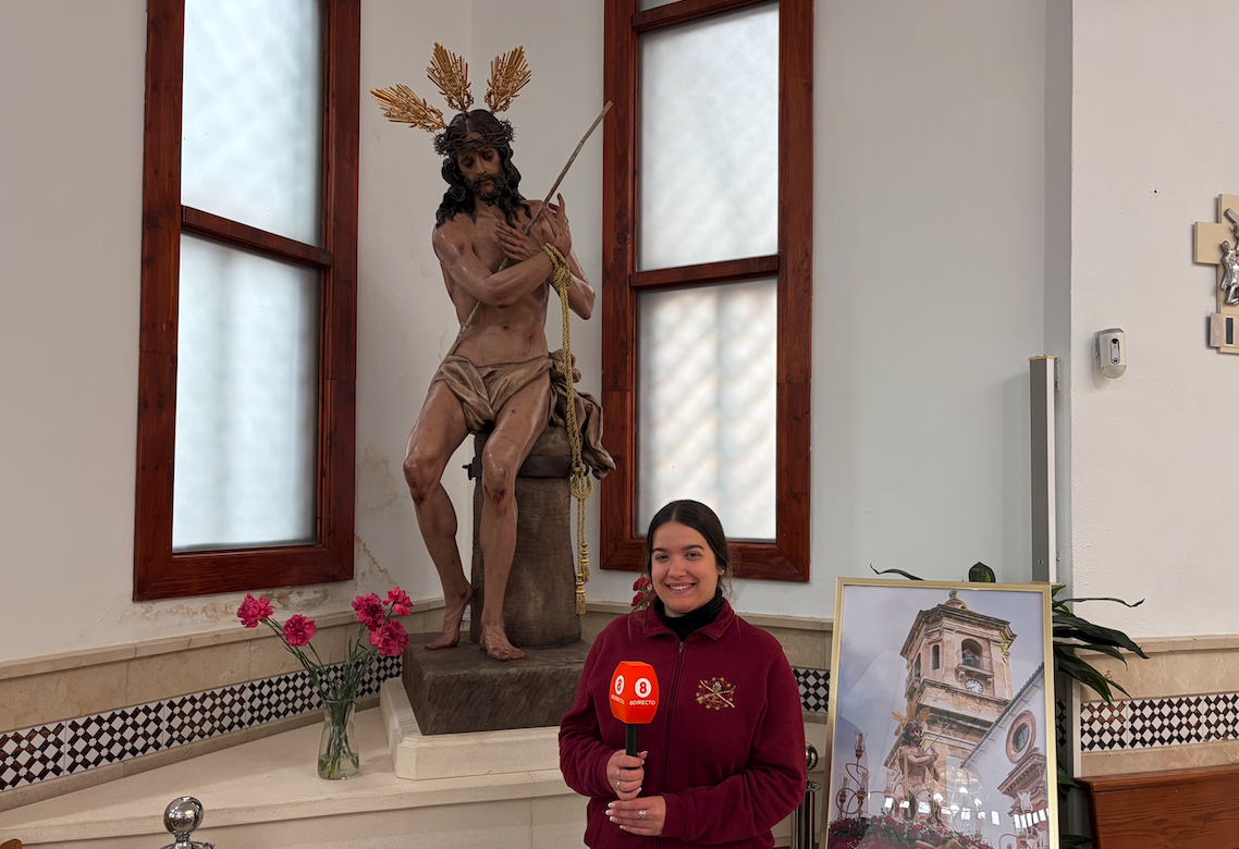 La Hermana Mayor de la Hermandad de la Salud de Algeciras, Alba Terrades, junto al Coronado de Espinas. 