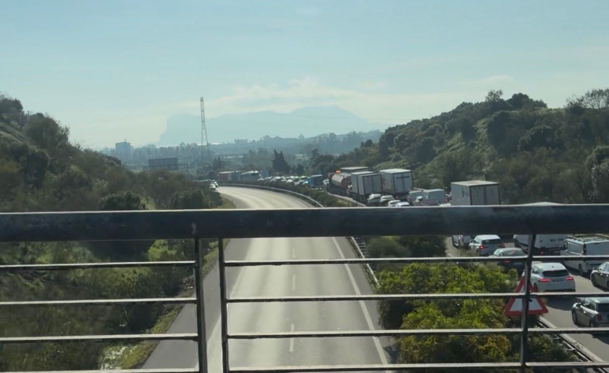 El camión accidentado en la A-381 en Los Barrios continúa bloqueando un carril y genera retenciones. Foto: S.F. / 8Directo