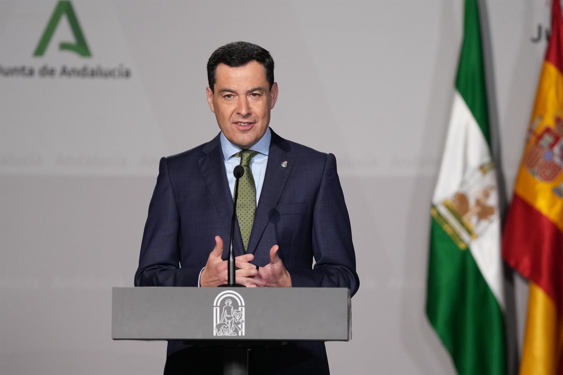 El presidente de la Junta de Andalucía, Juanma Moreno, comparece en el Palacio de San Telmo para anunciar la convocatoria de elecciones autonómicas el 17 de mayo de 2026 - JUNTA DE ANDALUCÍA
