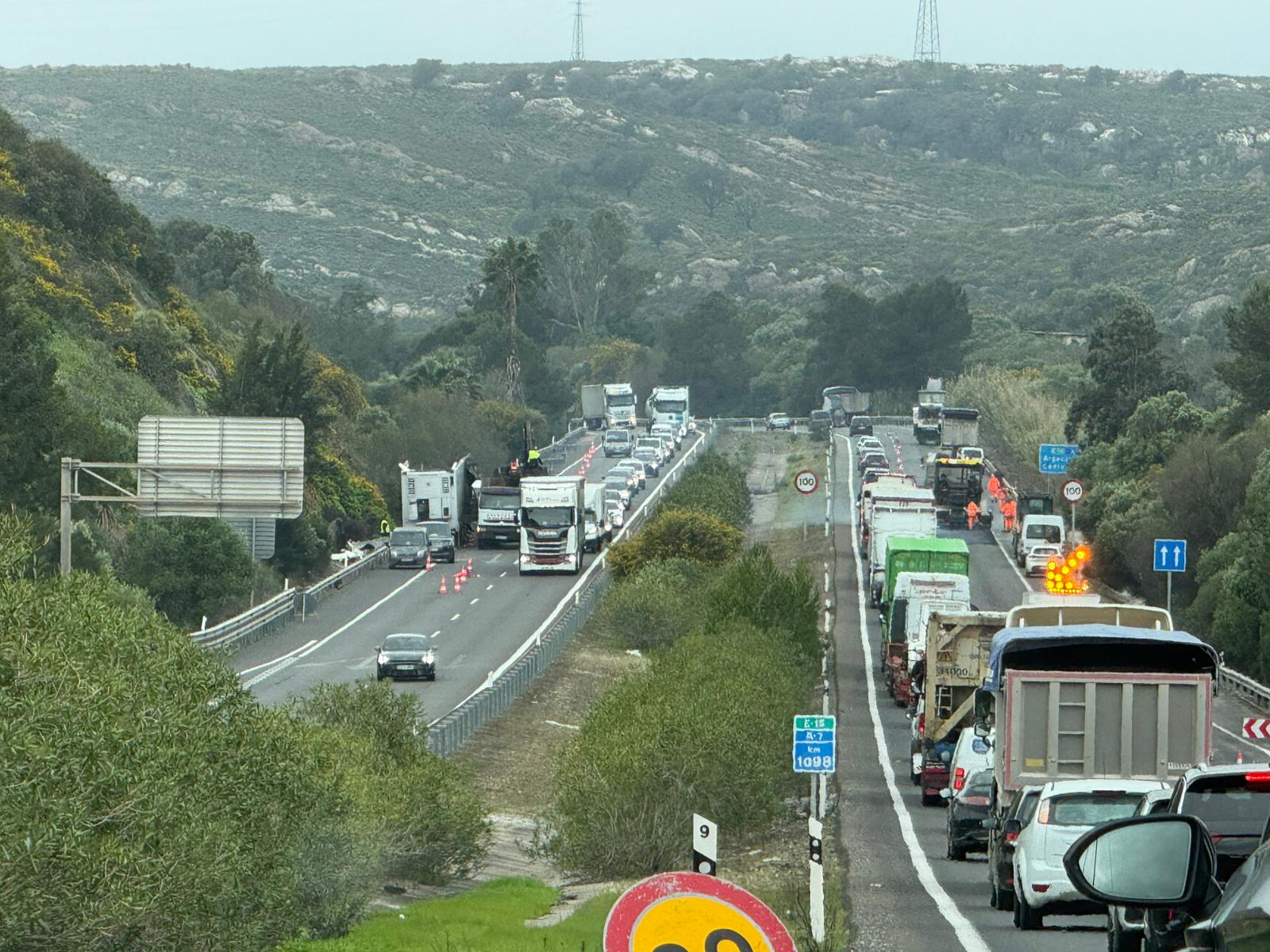 Retenciones en la A-7 en San Roque por la retirada de un camión accidentado hace 13 días y trabajos de asfaltado. Foto: Amparo Carmona.