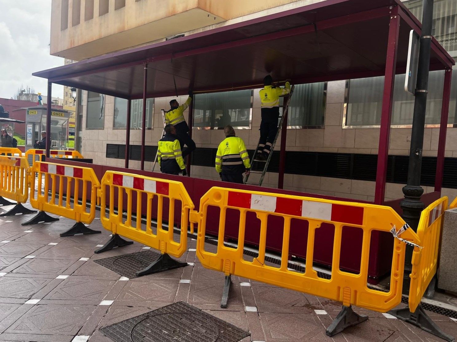 La Línea comienza a instalar los palcos y a engalana la carrera oficial. Foto: D. G. 