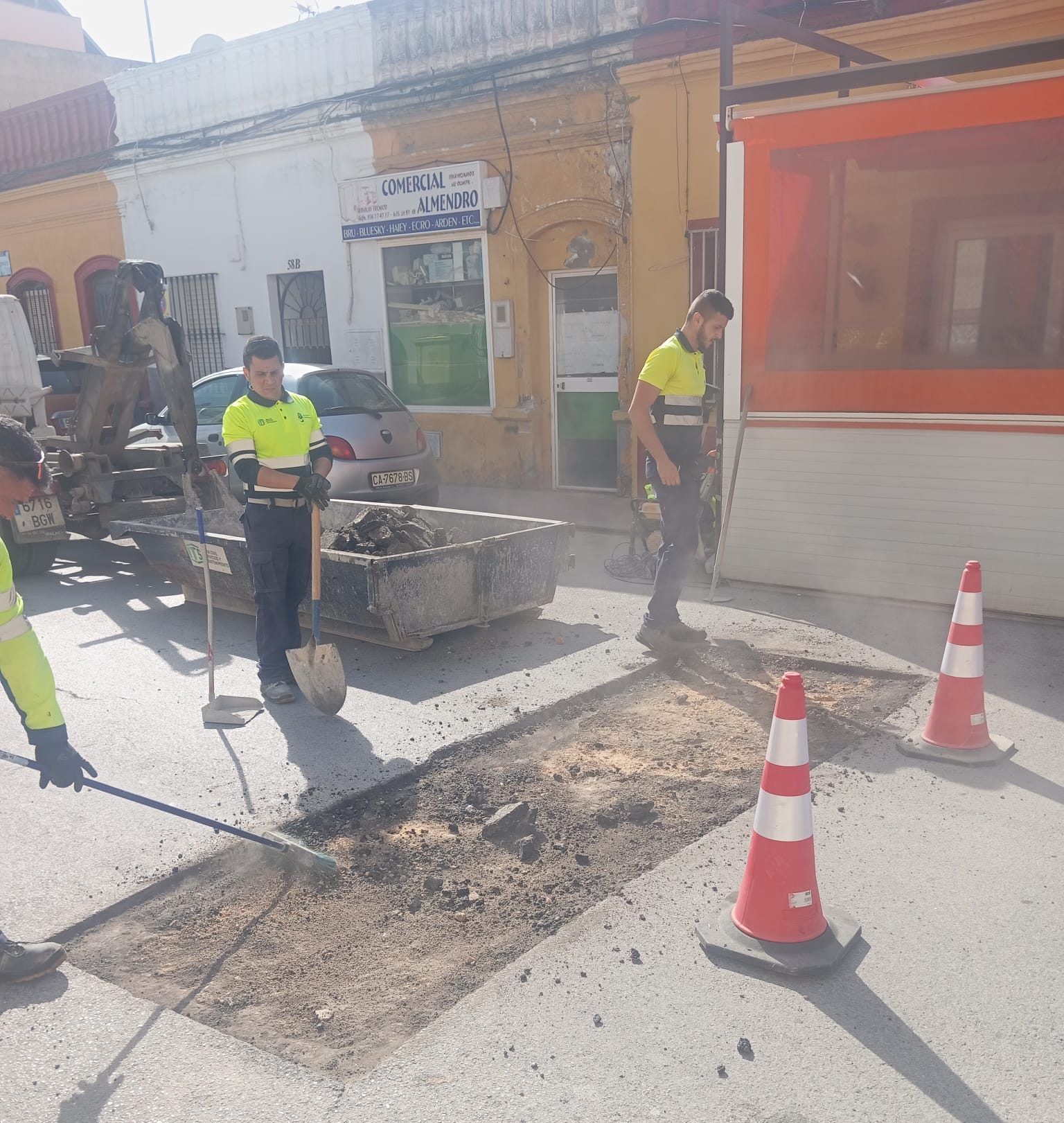 Mantenimiento Urbano de La Línea refuerza la ciudad con tapado de baches y enlosado de cara a la Semana Santa