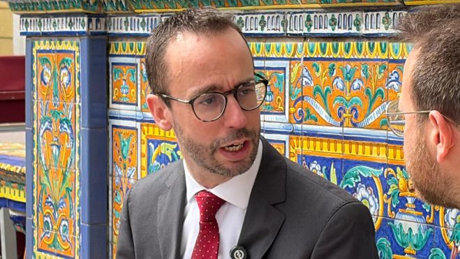 Fernández Arjona, durante la entrevista en la Plaza Alta. Fernández Arjona, durante la entrevista en la Plaza Alta.