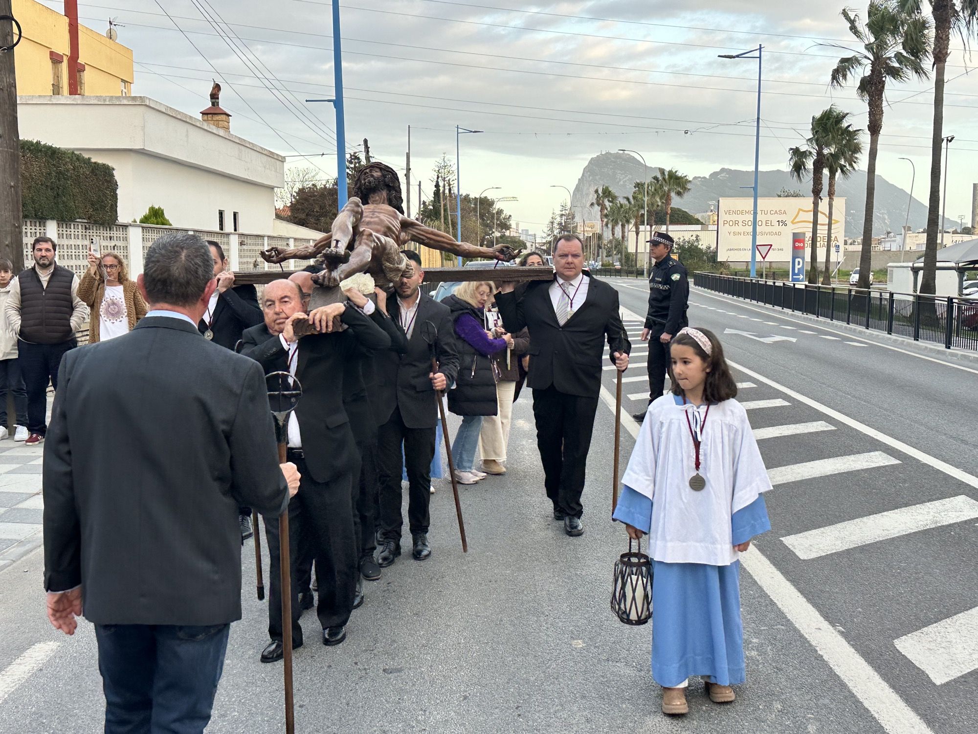 Campamento acompaña al Cristo de Ortega Brú en el Via Crucis de la barriada. 