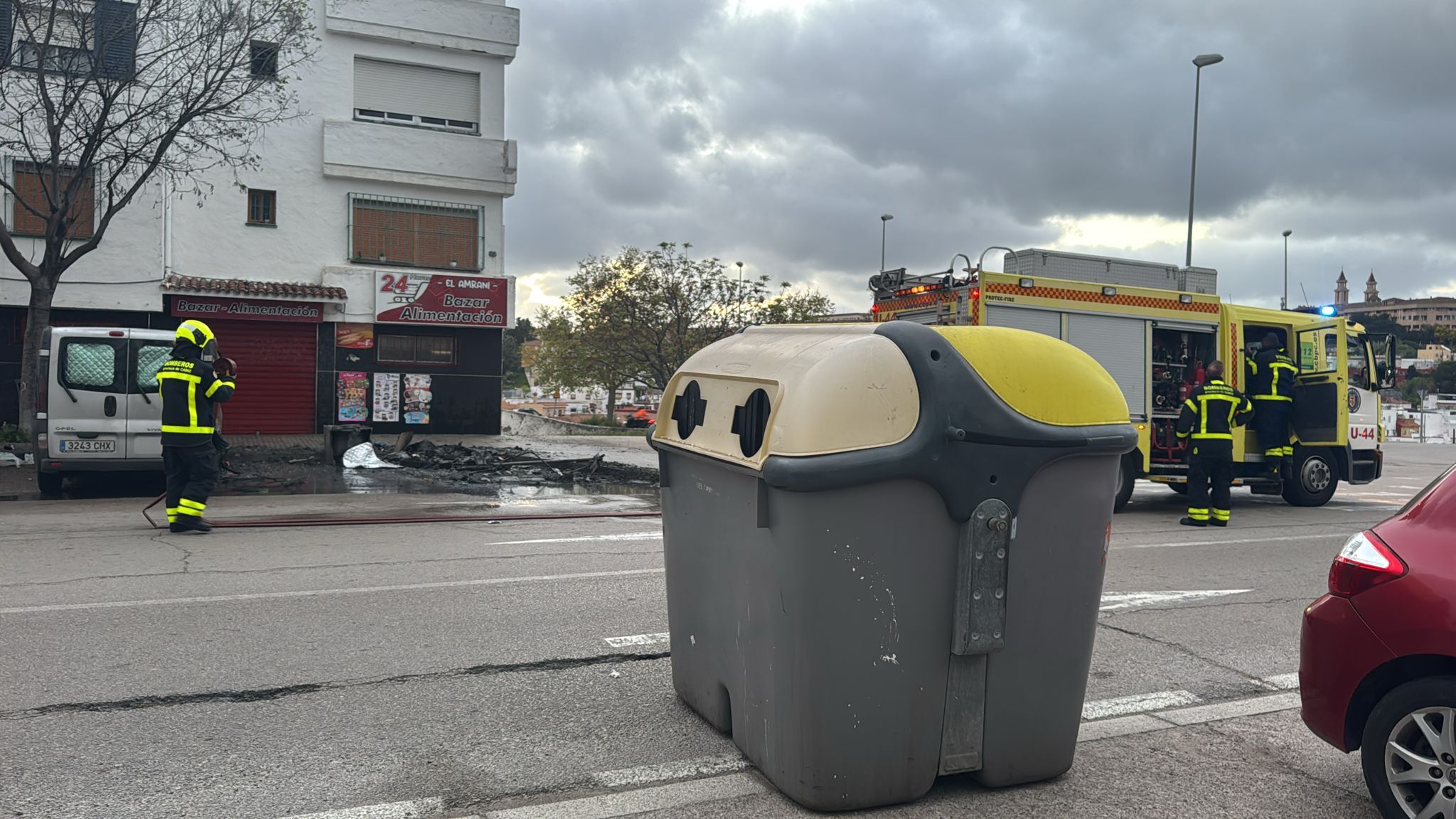 Un incendio en un contenedor de El Saladillo obliga a intervenir a Bomberos, Policía Local y vecinos
