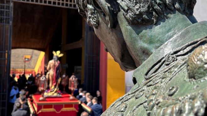 La estatua de Miguelín mira la entrada del Ecce Homo. La estatua de Miguelín mira la entrada del Ecce Homo.