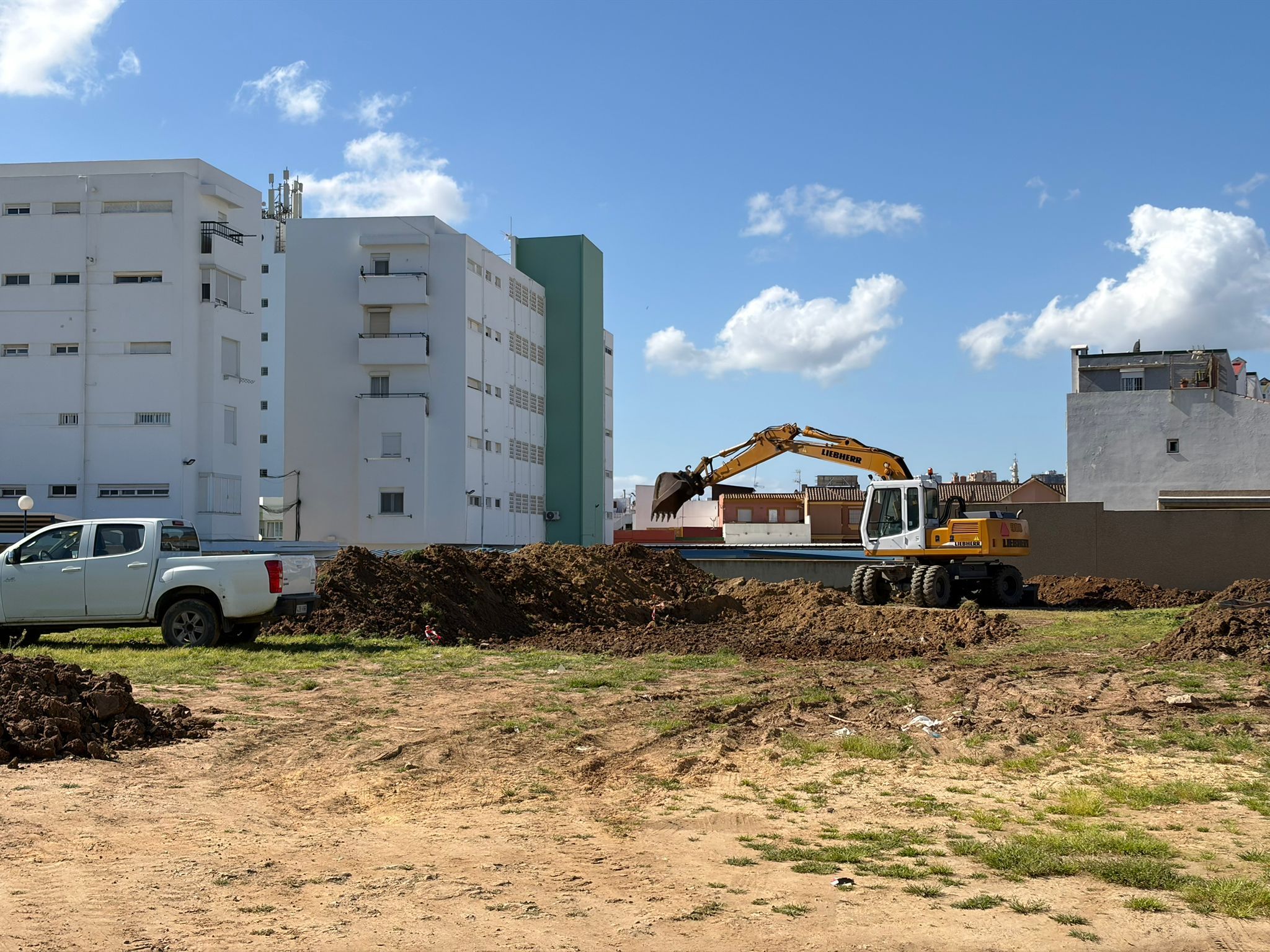 Arrancan las obras en la parcela de Finisterre para habilitar 79 aparcamientos públicos en El Rinconcillo
