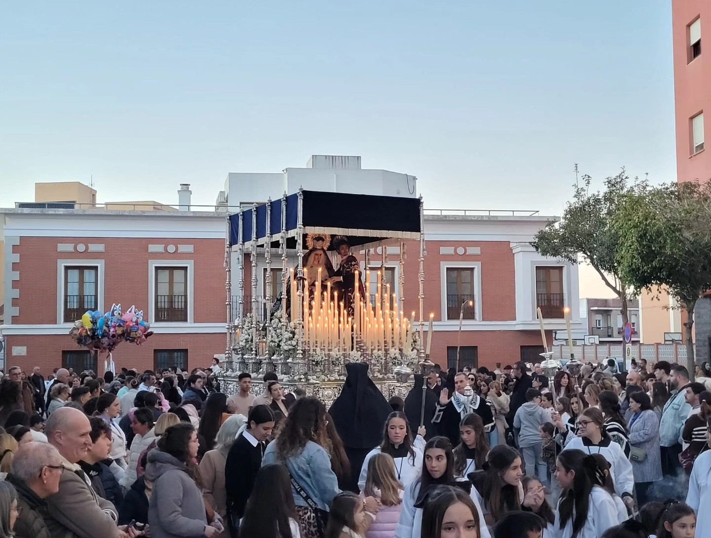 El sobrecogedor Silencio vuelve a emocionar a La Línea en un Lunes Santo de recogimiento y devoción