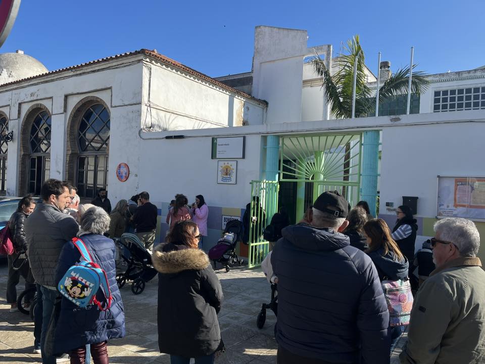 Imagen de 8Directo. Archivo. Familias de la escuela infantil Virgen de la Luz de Tarifa piden el informe de Inspección Educativa