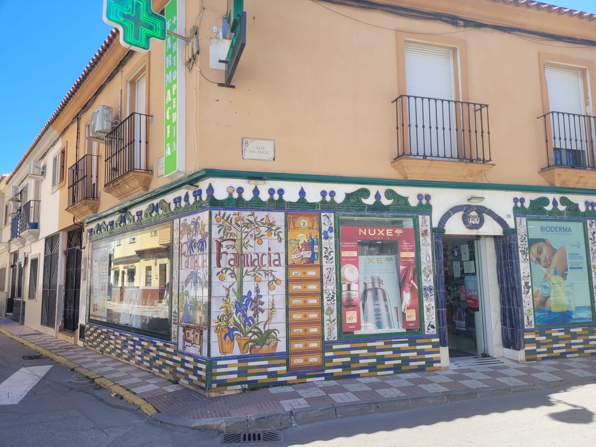 Farmacia Ángel 88 en La Línea. Sanidad alerta sobre el brote de gastroenteritis altamente contagioso y pide extremar las medidas de prevención.