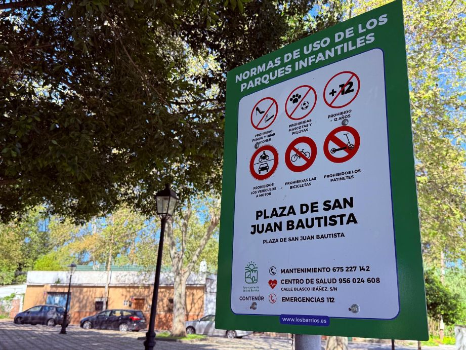 Los Barrios renueva y unifica la cartelería de sus parques infantiles para mejorar la seguridad