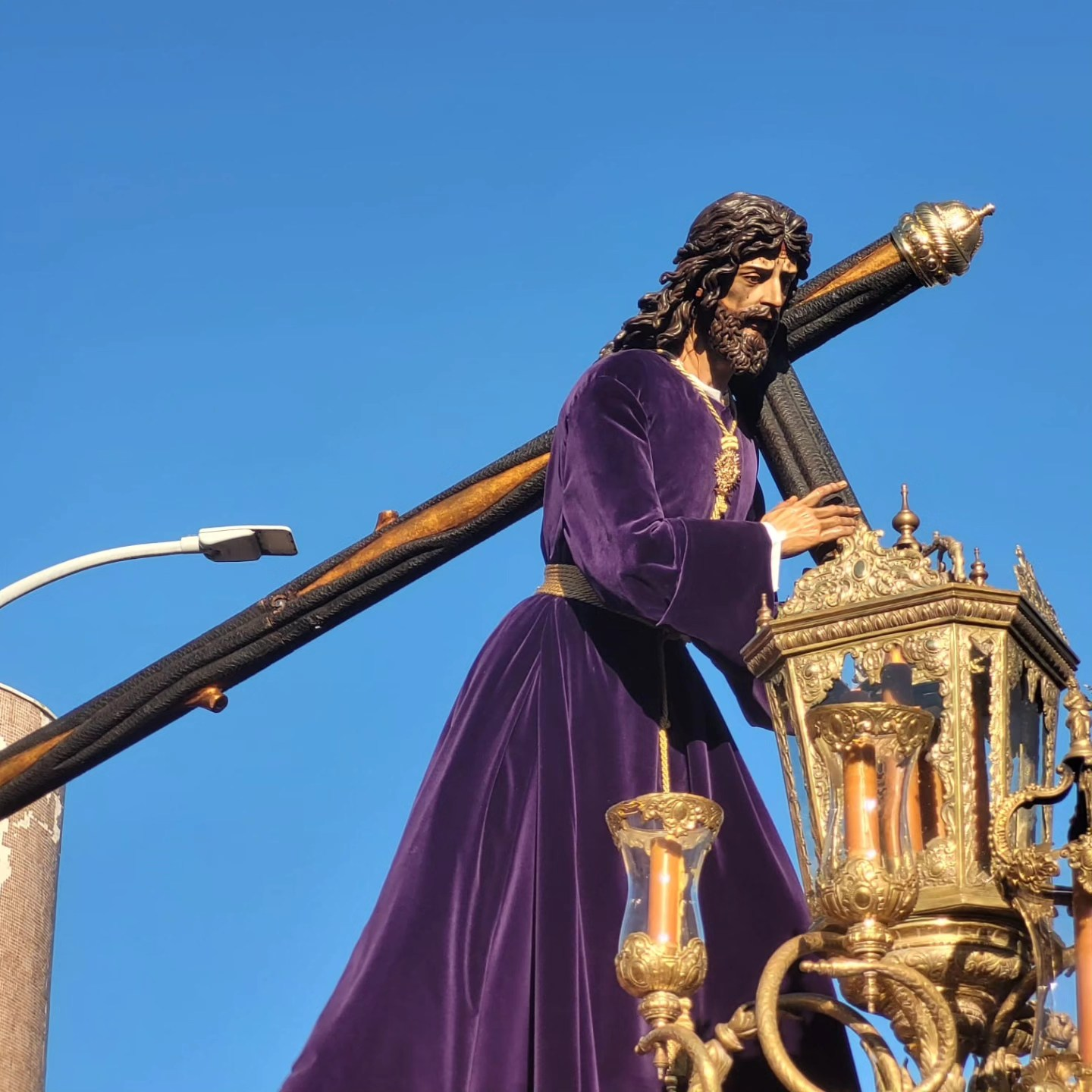 Martes Santo de emoción y fe: Penas y Dolores vuelve a recorrer La Línea tras un año de ausencia