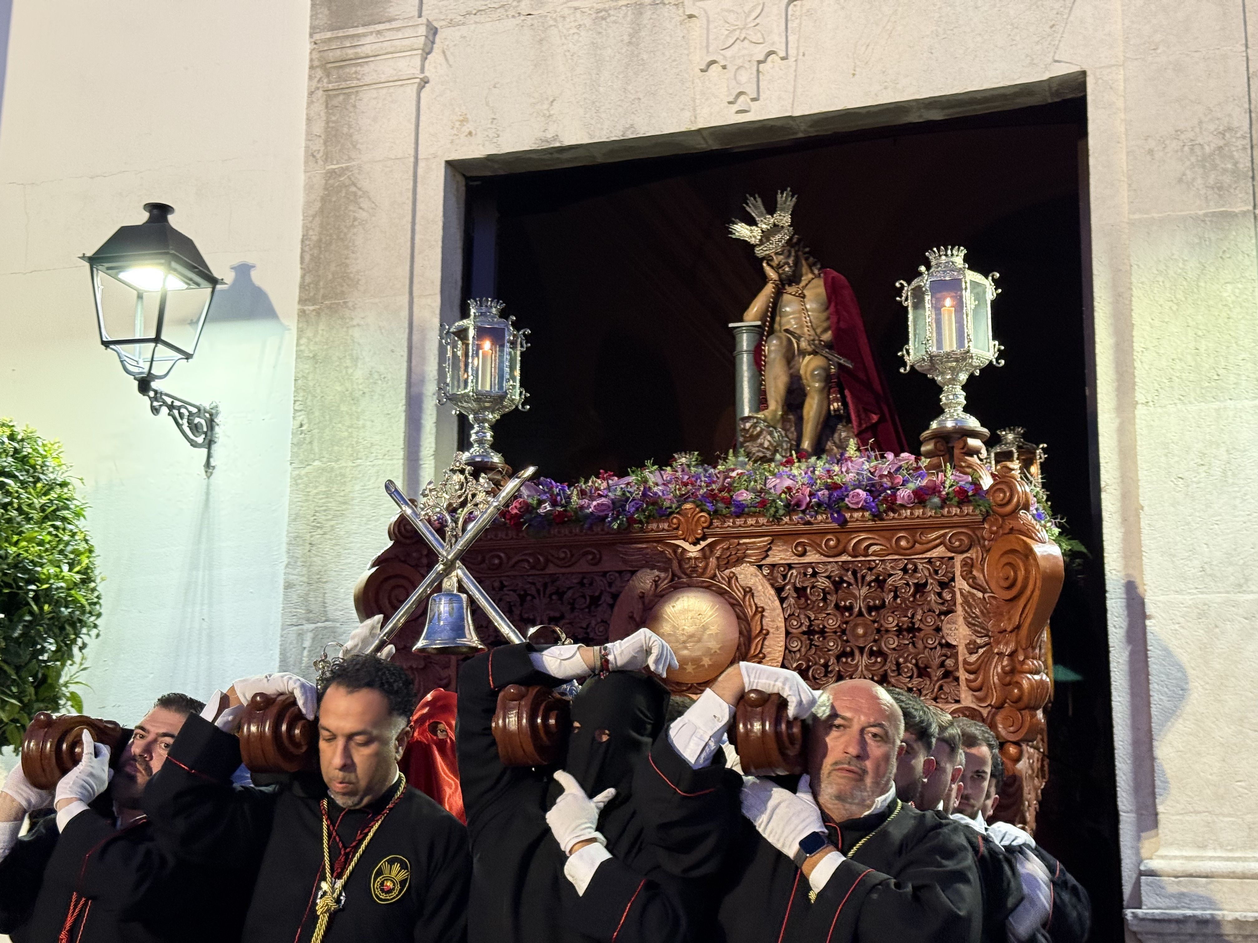 Cristo de la Caña a su salida de la Parroquia en Martes Santo / Foto: Amparo CarmonatempImageG8lVpT