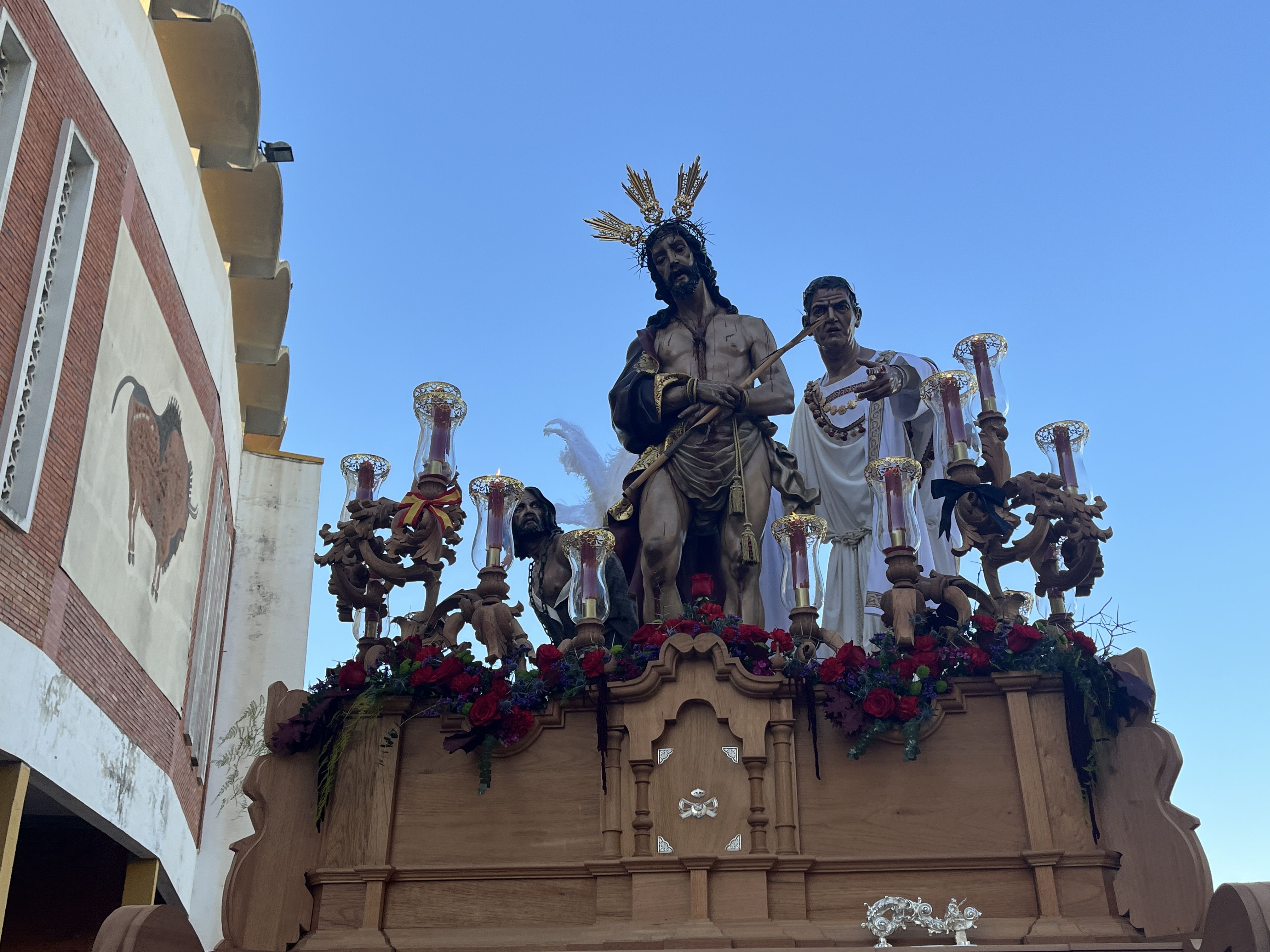 Imagen de 8Directo. El Ecce Homo sale por la puerta grande de Las Palomas en una estación de penitencia histórica