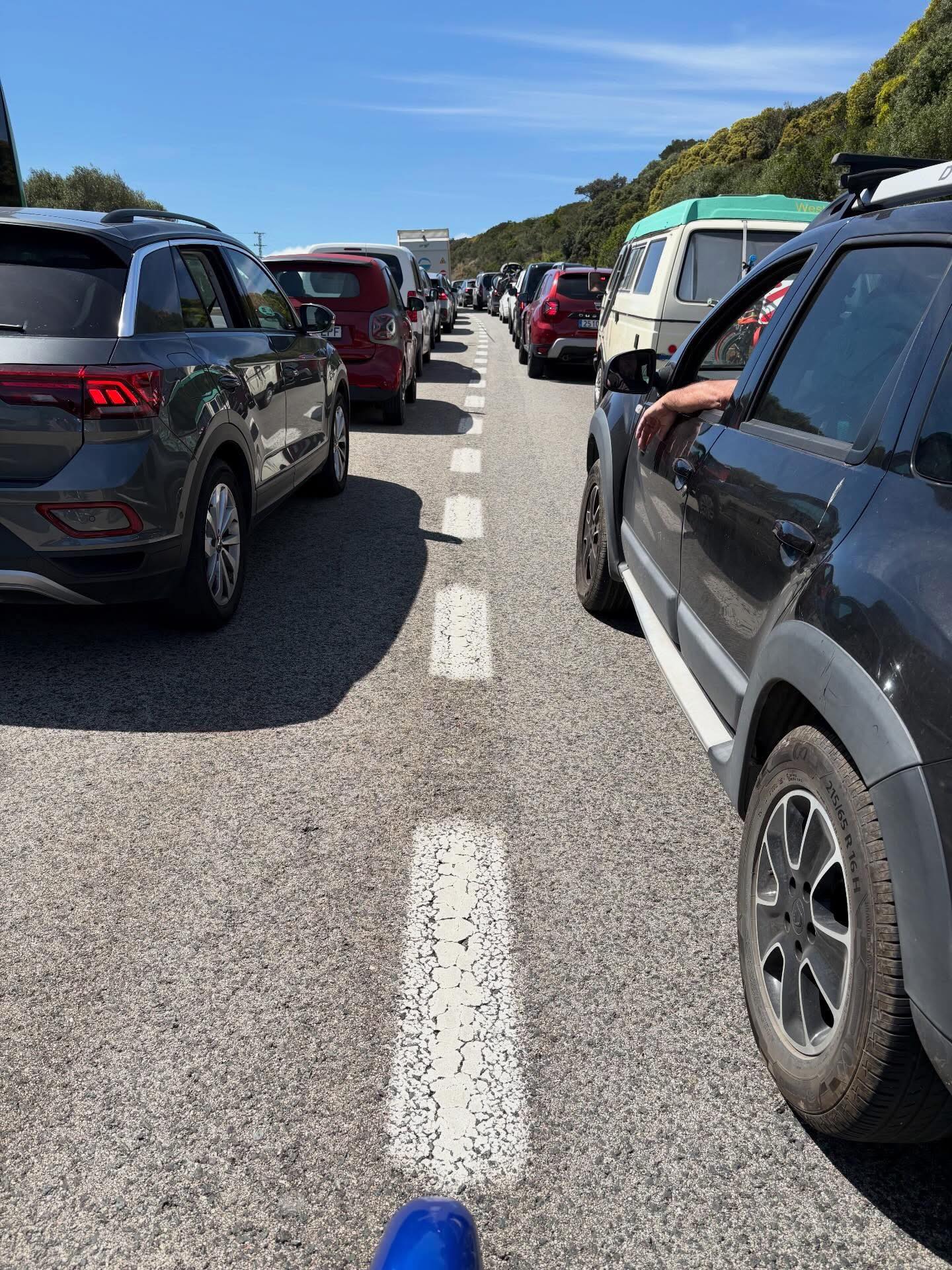 El Jueves Santo deja las habituales largas colas en la N-340 entre Algeciras y Tarifa