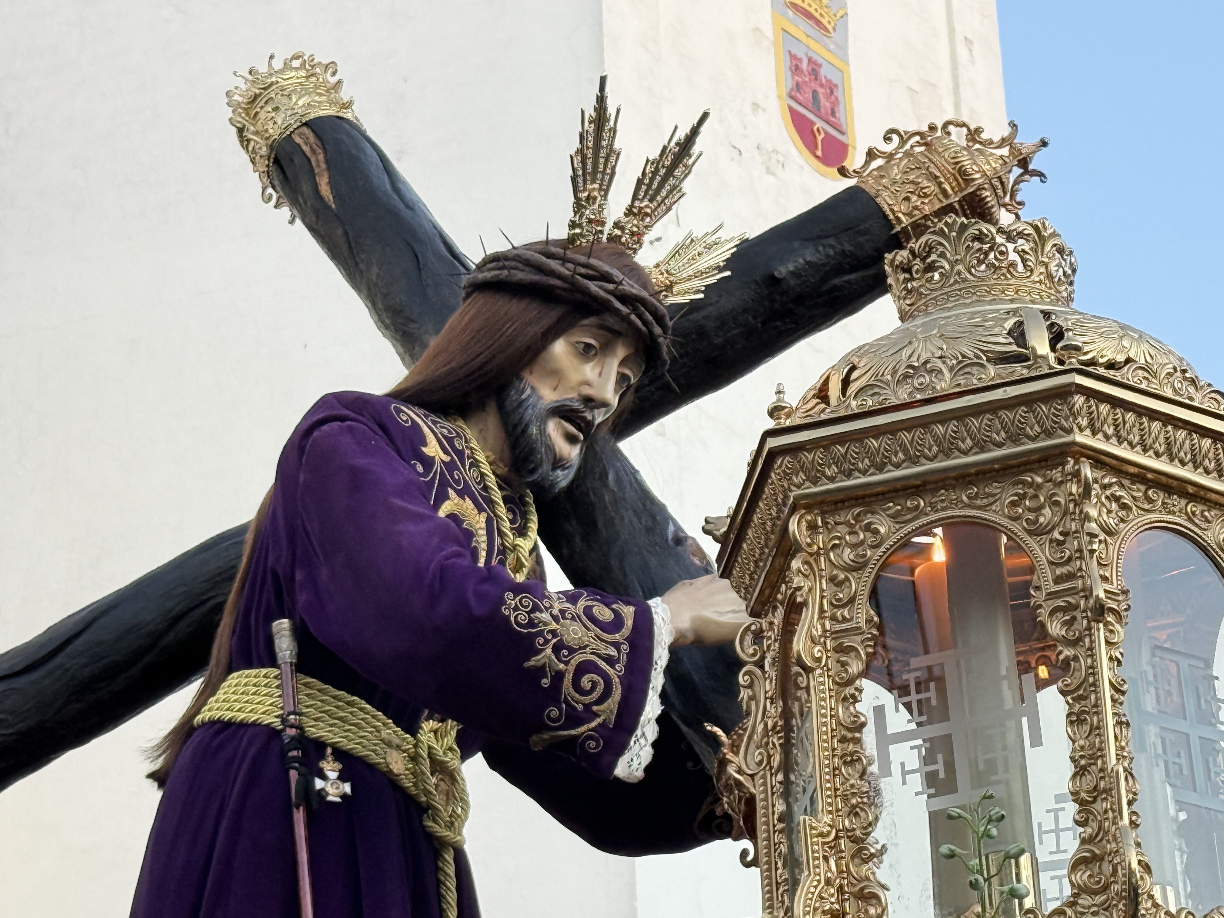 Cristo del Nazareno a su salida el Jueves Santo en San Roque / Foto: Amparo Carmona 