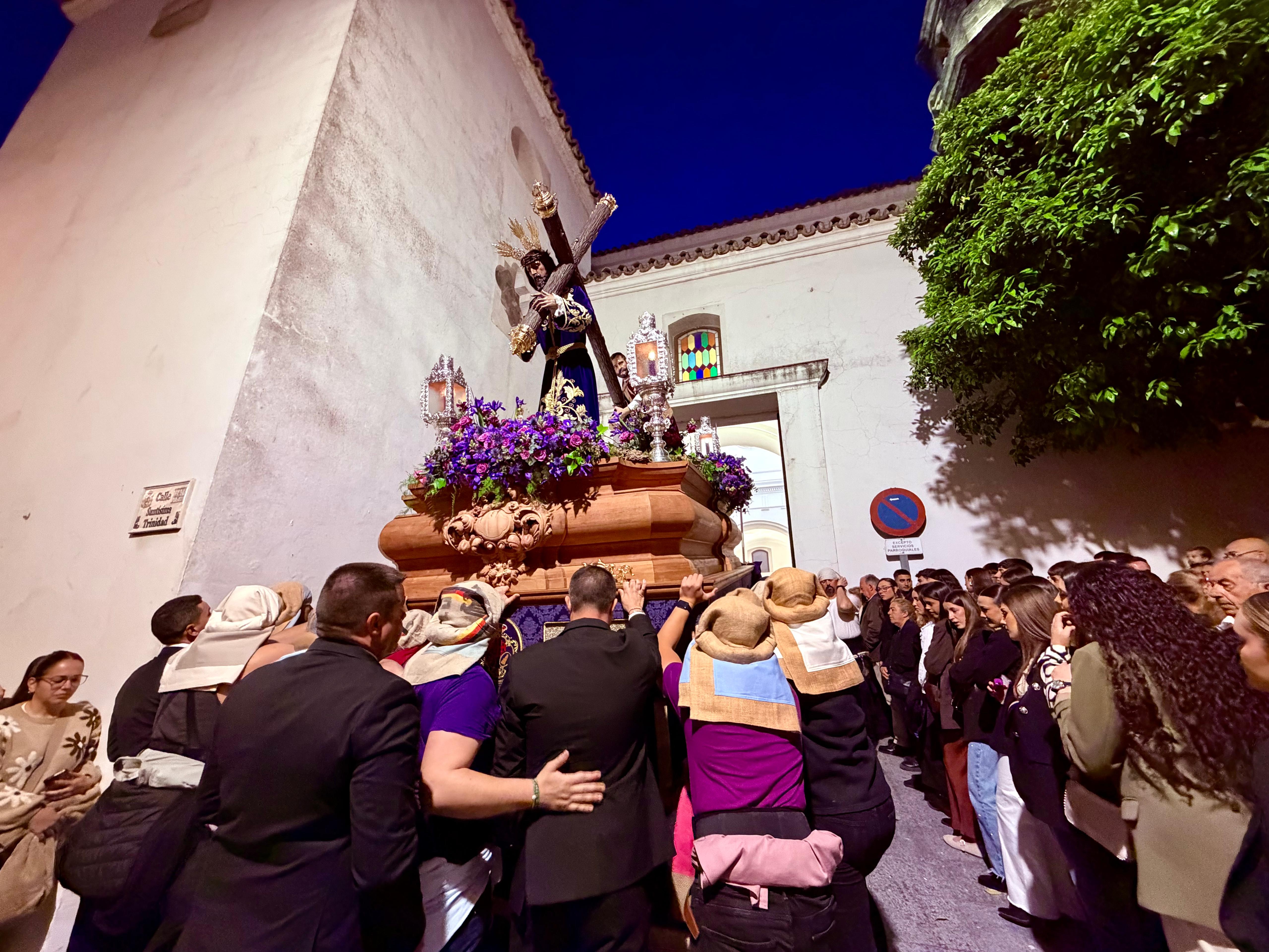 Los Barrios, a los pies del Nazareno y Dolores en su espectacular salida