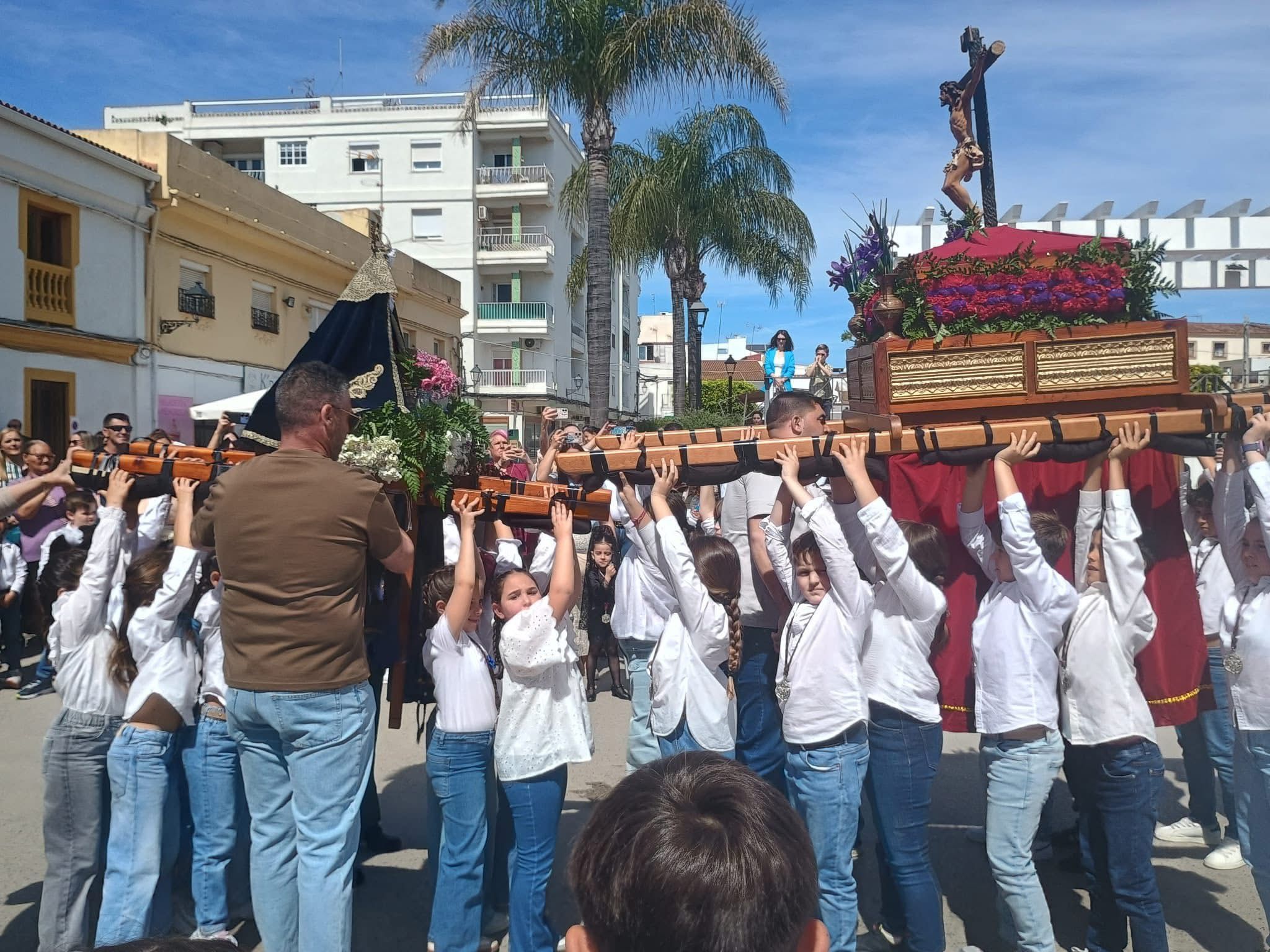 La procesión infantil del Viernes Santo despierta la devoción de los más pequeños de Tesorillo