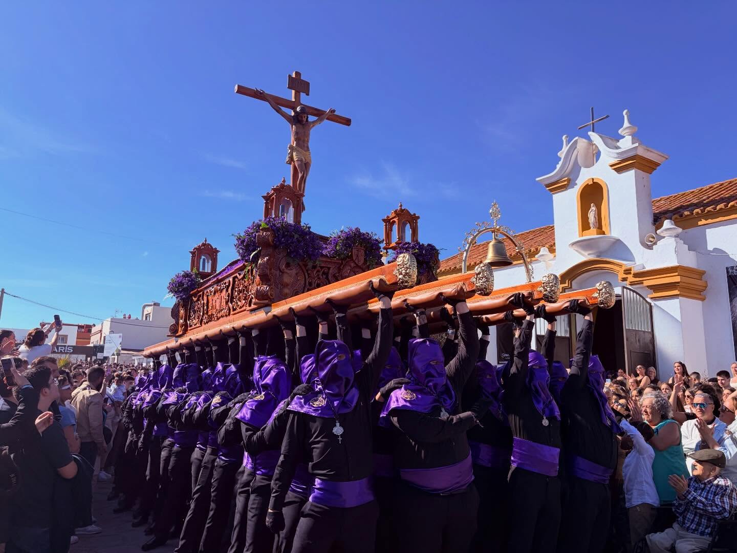 El Cristo del Mar navega por La Atunara entre Luz y Esperanza. Foto: S.F. / 8Directo El Cristo del Mar navega por La Atunara entre Luz y Esperanza. Foto: S.F. / 8Directo