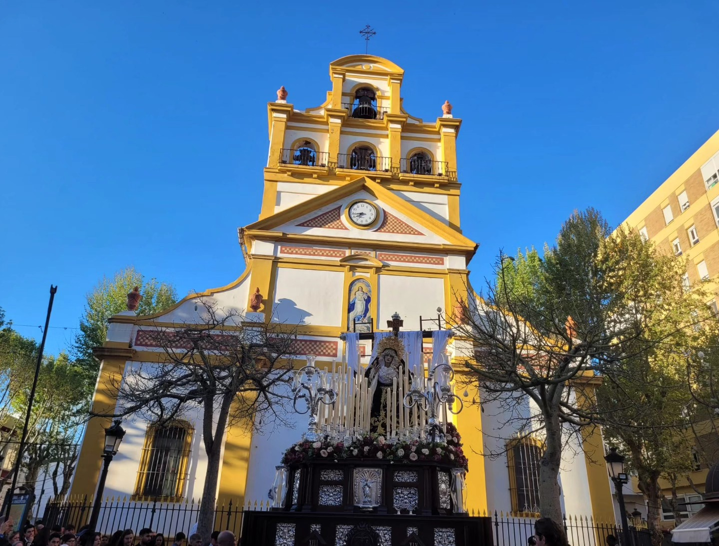 El silencio envuelve a La Línea en la sobrecogedora salida del Santo Entierro y la Soledad El silencio envuelve a La Línea en la sobrecogedora salida del Santo Entierro y la Soledad