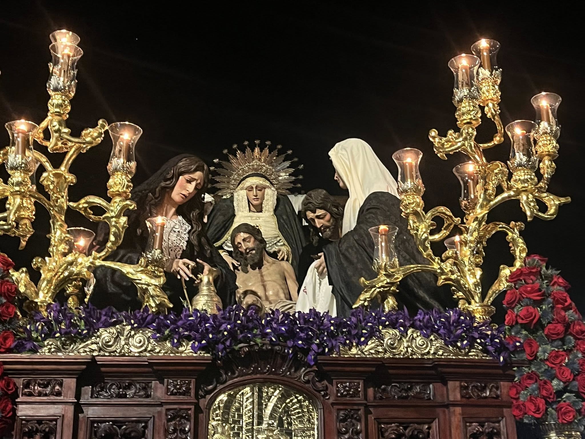 La solemnidad de la Mortaja se apodera de la noche del Viernes Santo en Algeciras La solemnidad de la Mortaja se apodera de la noche del Viernes Santo en Algeciras