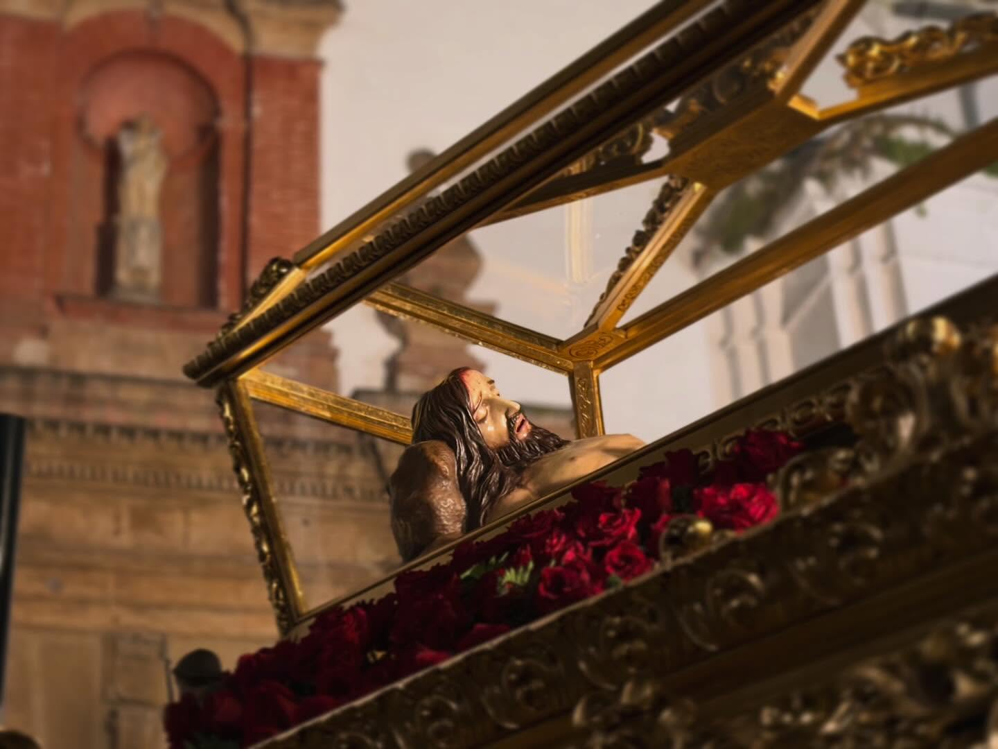 El elegante silencio del Santo Entierro y Soledad. Foto: F.M. El elegante silencio del Santo Entierro y Soledad. Foto: F.M.