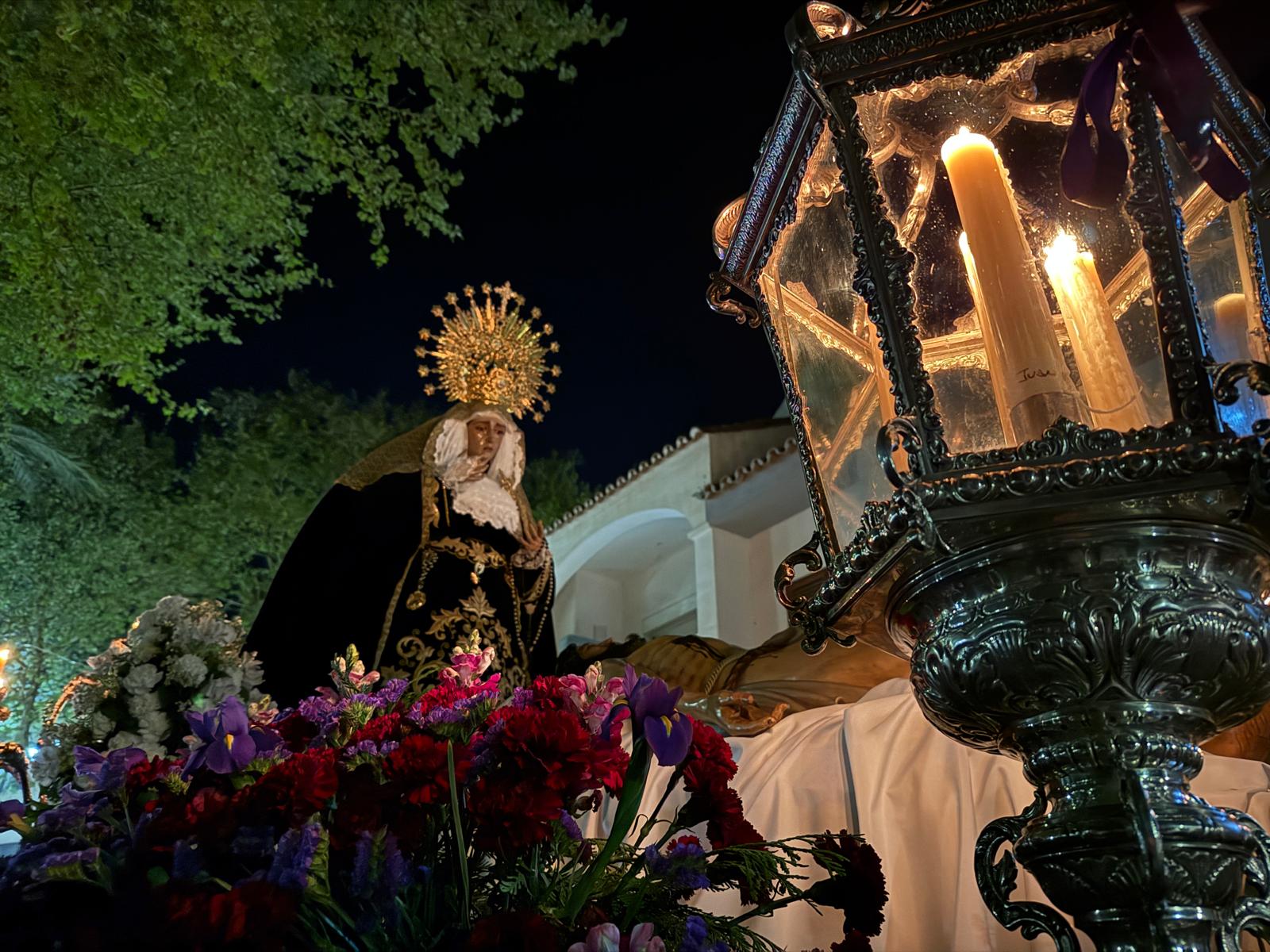El Santo Entierro recorre Guadiaro en una solemne noche de Viernes Santo El Santo Entierro recorre Guadiaro en una solemne noche de Viernes Santo