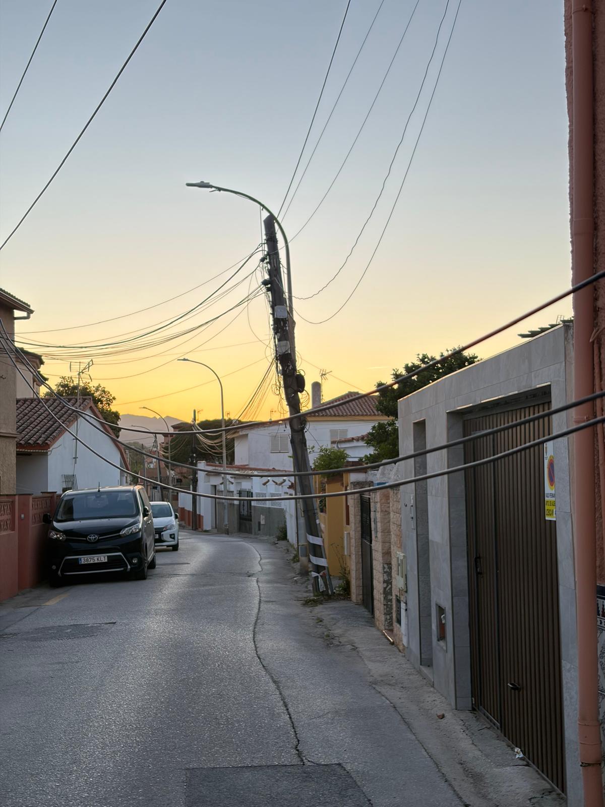 Cables caídos y postes en mal estado. Foto: F.M. 