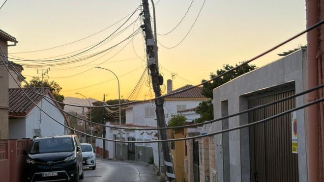 Cables caídos y postes en mal estado. Foto: F.M. Cables caídos y postes en mal estado. Foto: F.M.
