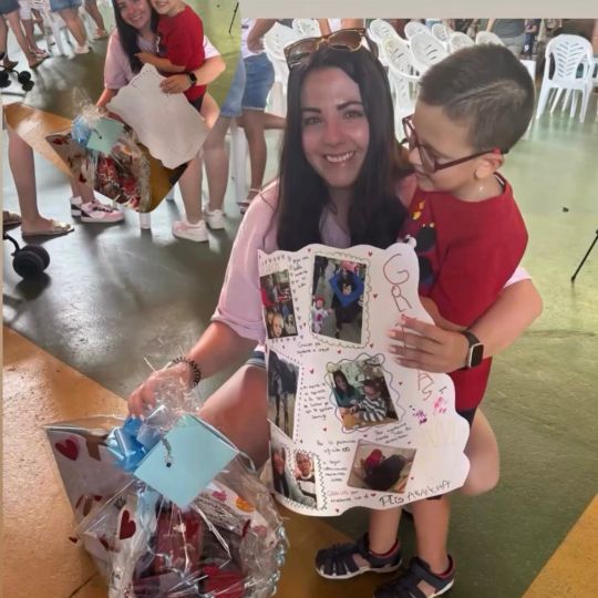 Marco emociona a Arancha a final de curso, con regalos en agradecimiento por su labor y cariño