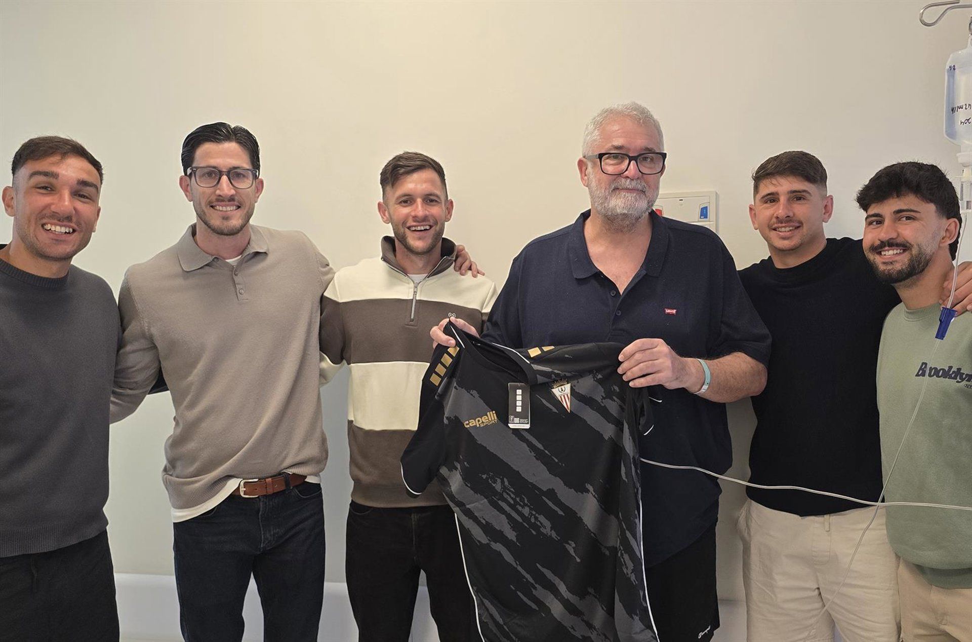 Jugadores del Algeciras CF regalan camisetas a pacientes ingresados en Quirónsalud Campo de Gibraltar