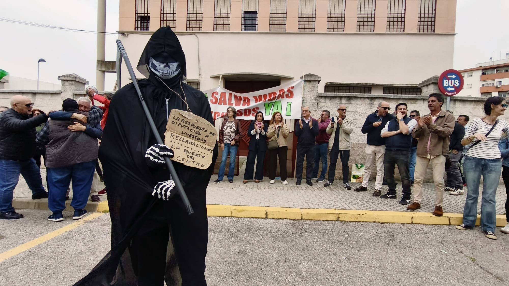 Cacerolada por la falta de personal en el centro de adicciones de Algeciras: "Solo quedan cuatro profesionales"