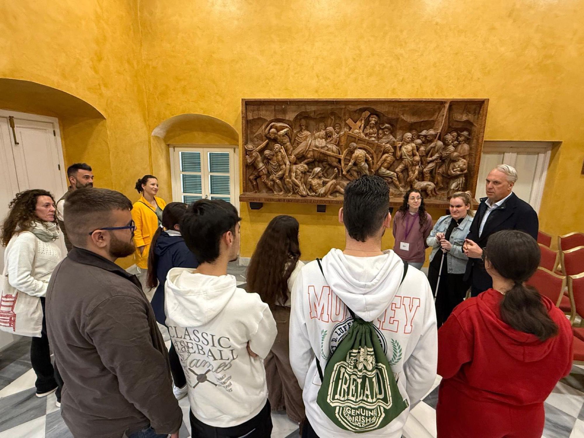 Una lección sin barreras en San Roque: Blanca emociona al explicar 'El Éxodo' en el Palacio de los Gobernadores Una lección sin barreras en San Roque: Blanca emociona al explicar 'El Éxodo' en el Palacio de los Gobernadores