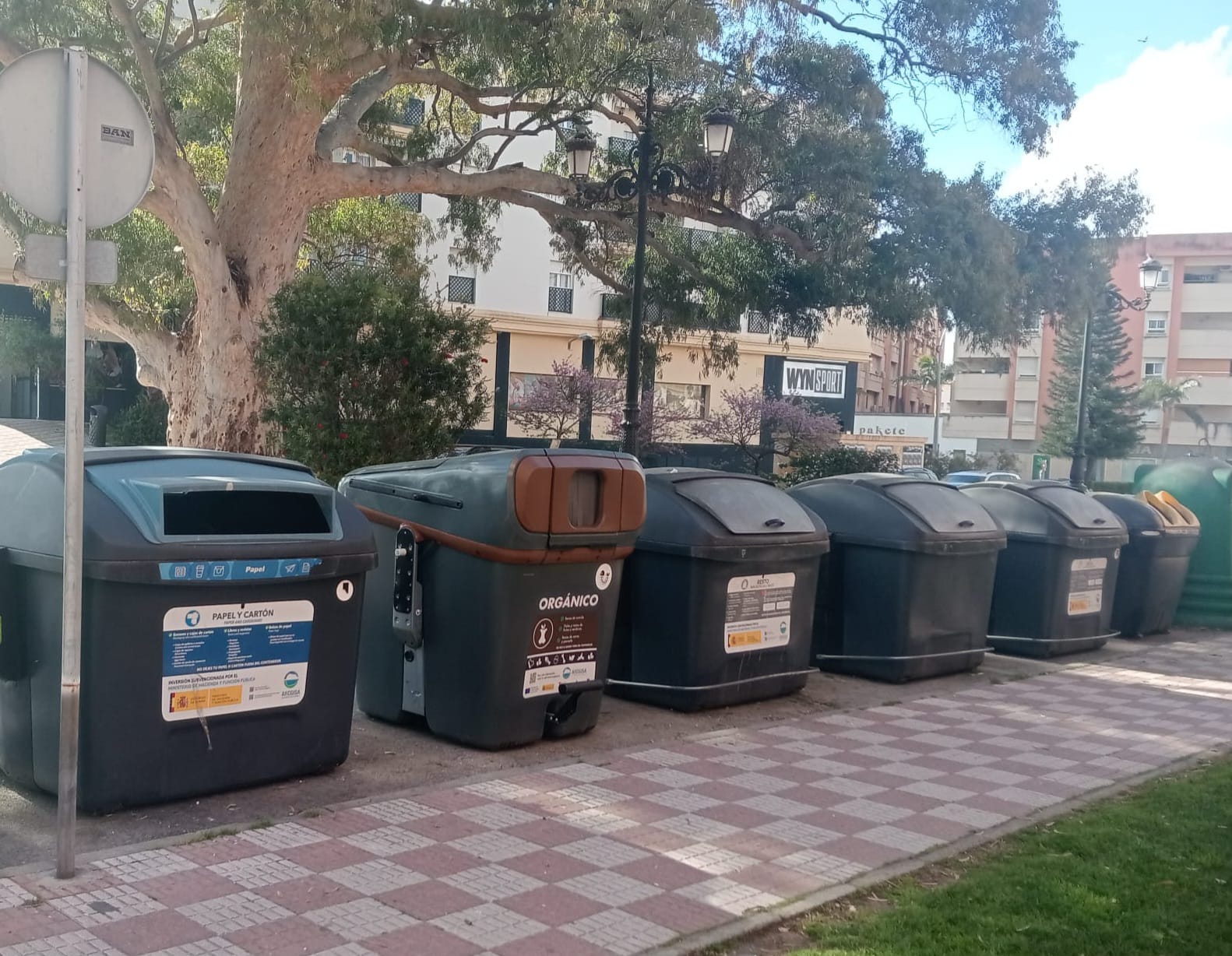 Los Barrios avanza en la implantación de contenedores de biorresiduos y alcanza ya el 53% del total previsto Los Barrios avanza en la implantación de contenedores de biorresiduos y alcanza ya el 53% del total previsto