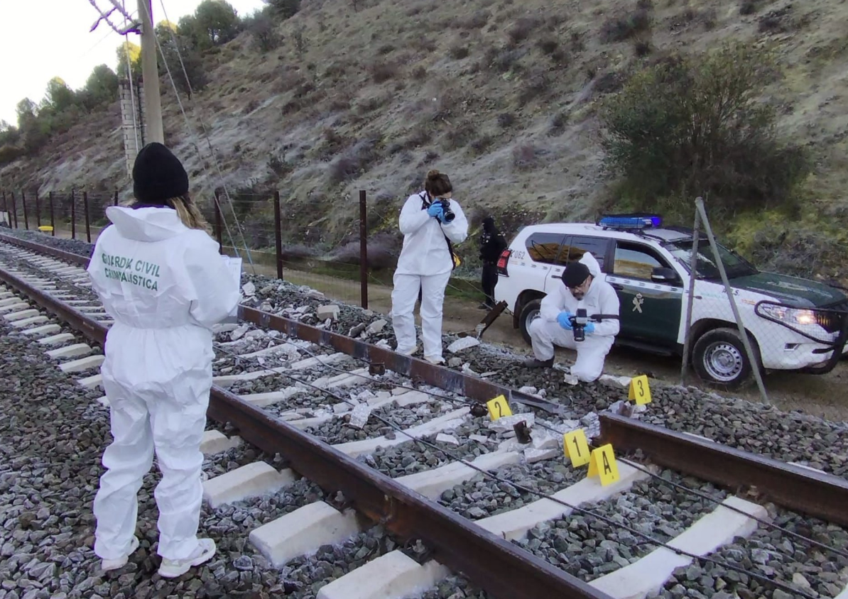 Agentes de la Guardia Civil inspeccionan un punto de rotura de la vía del tren donde descarrilaron los dos trenes de alta velocidad en Adamuz (Córdoba). - GUARDIA CIVIL - Archivo Agentes de la Guardia Civil inspeccionan un punto de rotura de la vía del tren donde descarrilaron los dos trenes de alta velocidad en Adamuz (Córdoba). - GUARDIA CIVIL - Archivo