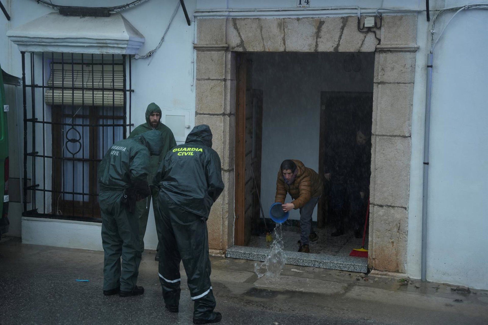 Foto: Un vecino se afana en achicar agua de su vivienda inundada en localidad gaditana de Grazalema tras el paso de la borrasca Leonardo. - Joaquín Corchero - Europa Press - Archivo