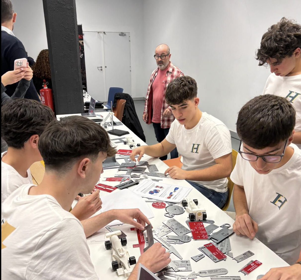 Alumnos de Algeciras, Los Barrios y La Línea compiten en el reto internacional STEM Racing Fórmula 1. Foto: alumnos de Los Barrios, del  Hercles Racing Team