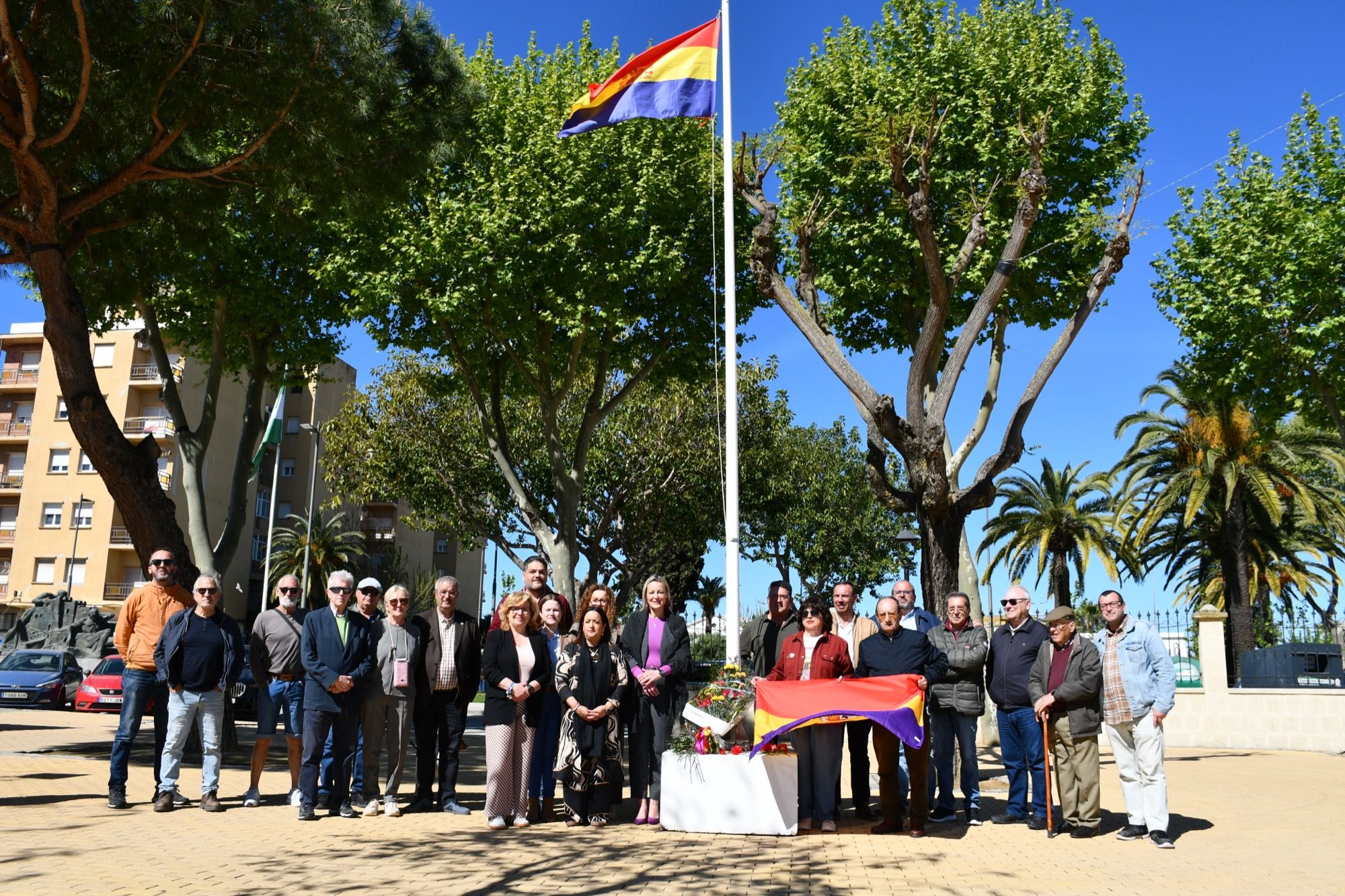 San Roque conmemora el  Día de la República con izada de bandera y proyección de un documental